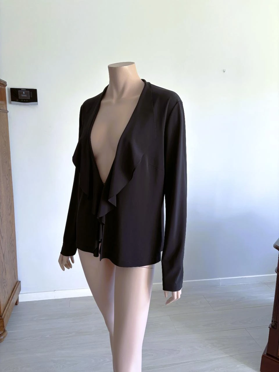 Blusa nova Mayerline com babados e fecho de gancho – tamanho 44 – desenhada em Bruxelas – photo 3
